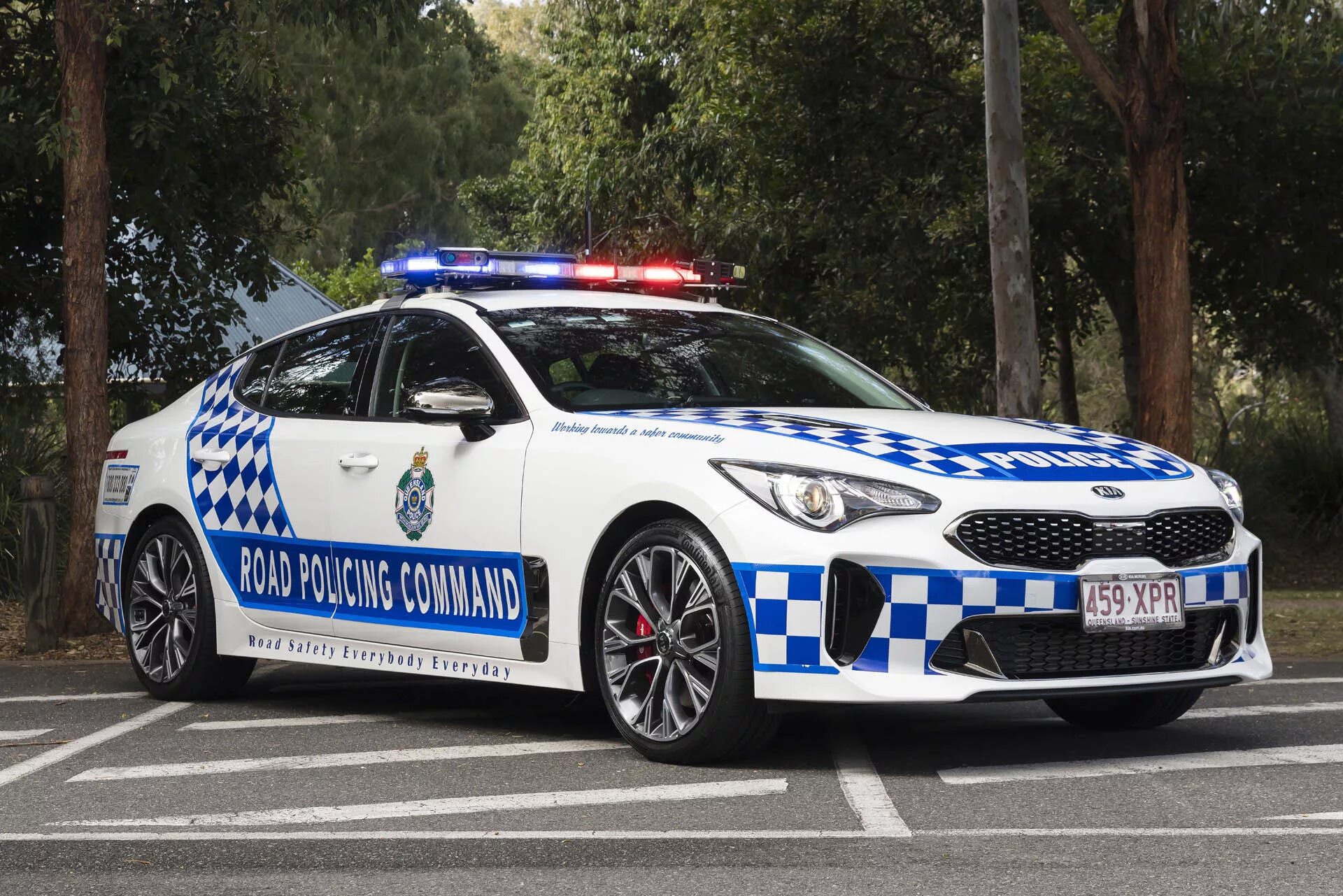 Сколько полицейских машин. Киа Стингер полиция. Кич стингерполичейская. Kia Stinger ДПС. Полицейские машины Австралии.