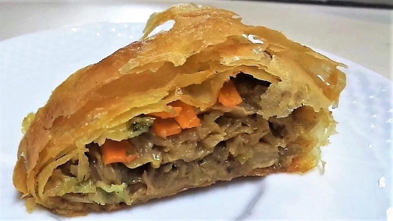 Штрудель с капустой. Штрудель с вишней из теста фило. штрудель с капустой рецепт. капустный штрудель рецепт.