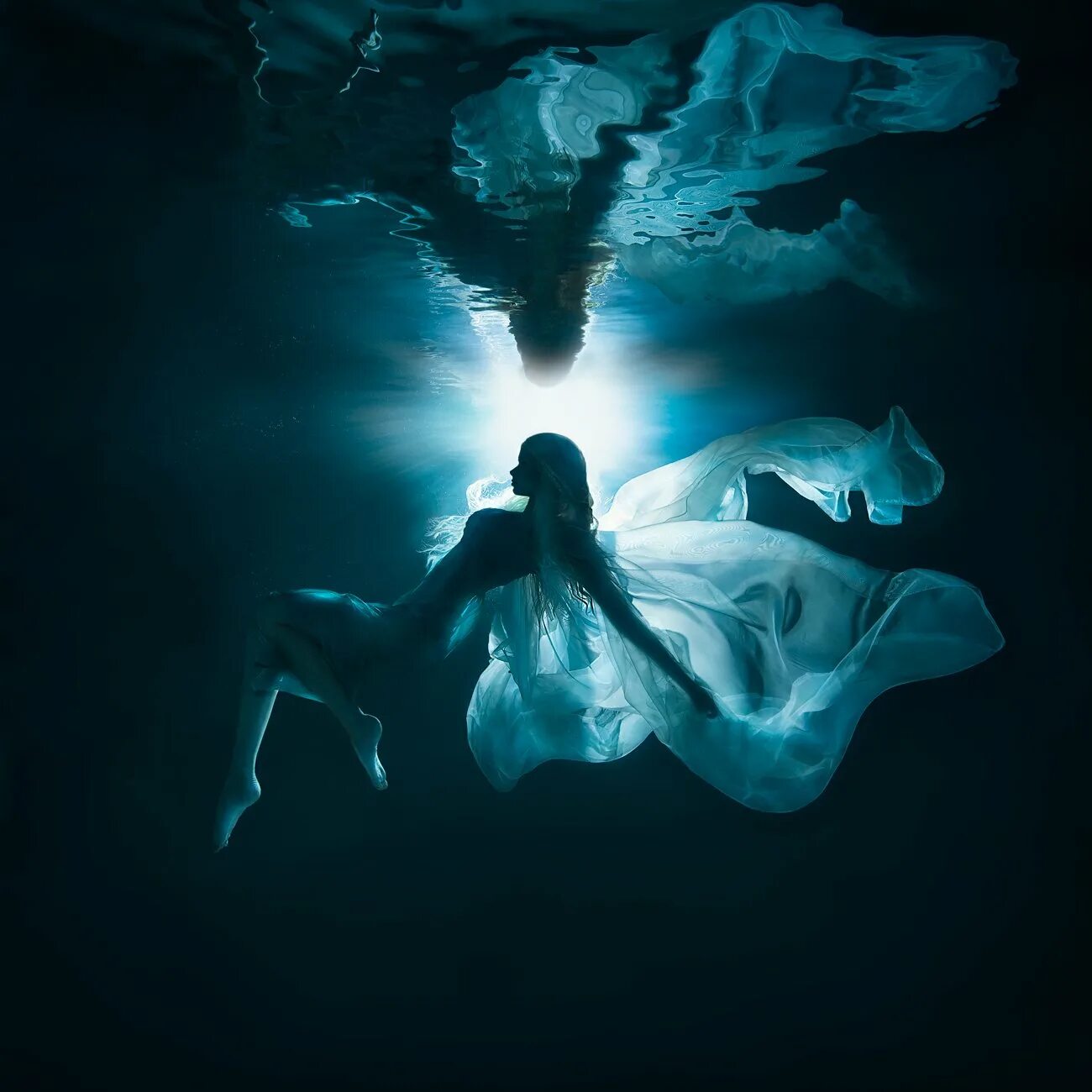 Тонуть во сне к чему это. Девушка под водой тонет. Девушка тонет в воде. Тонущий человек под водой арт. Фотосессия под водой.