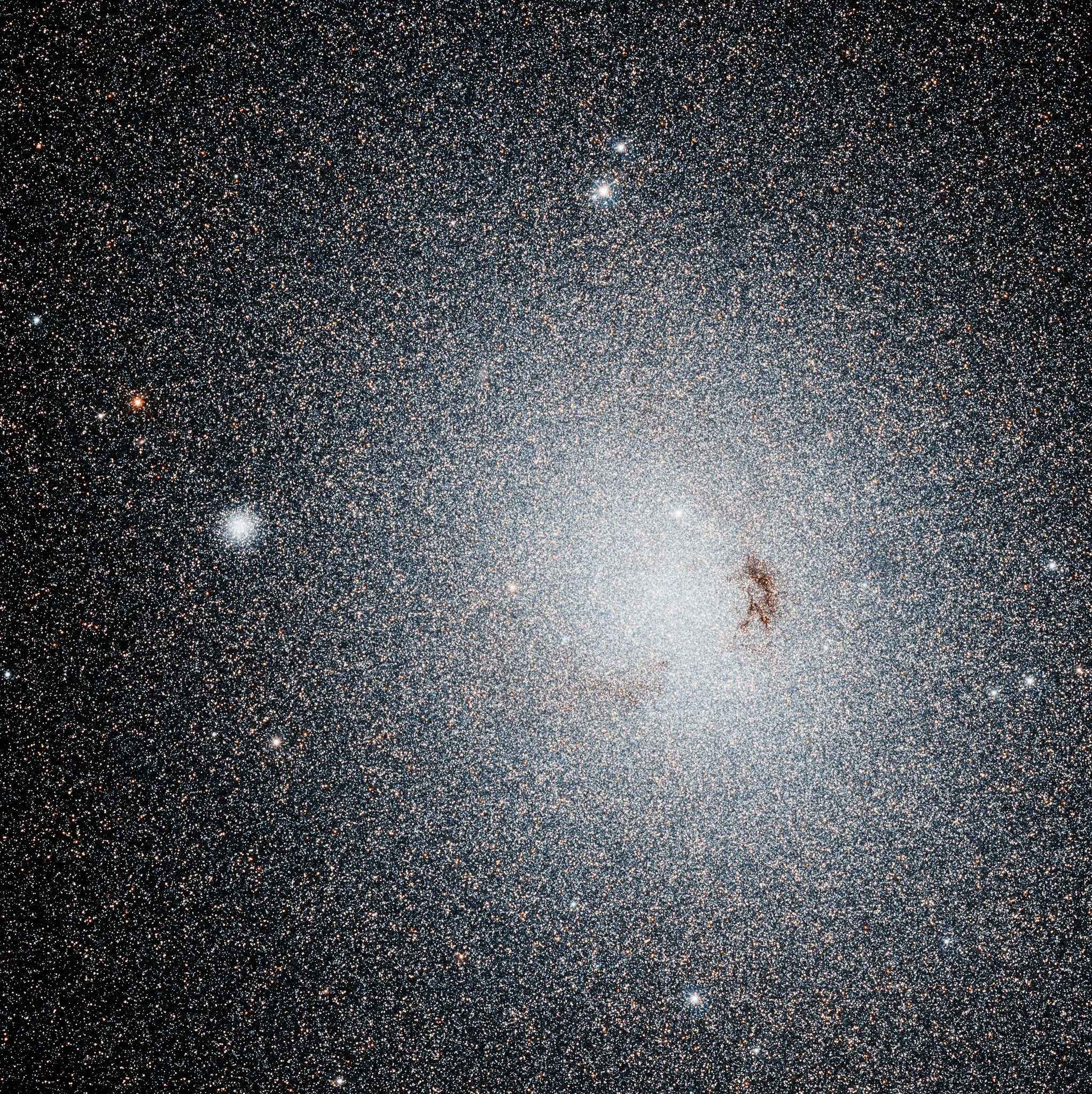 3 июня 2003. Кассиопея (карликовая Галактика). Карликовая эллиптическая Галактика. НАСА телескоп Хаббл. Галактика Андромеды в телескоп.