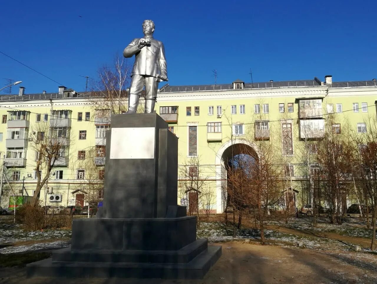 Памятник Орджоникидзе в Казани. Памятник Серго Орджоникидзе Казань. Памятник Сталину в Казани. Сквер Орджоникидзе Казань.