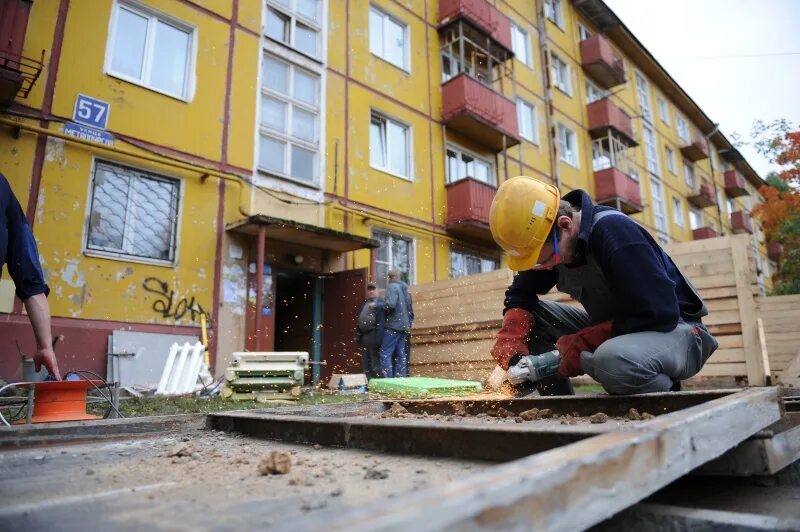 Деньги на ремонт многоквартирного дома. Капремонт многоквартирных домов. Капремонт МКД. Реконструкция и капремонт зданий. ЖКХ капремонт.