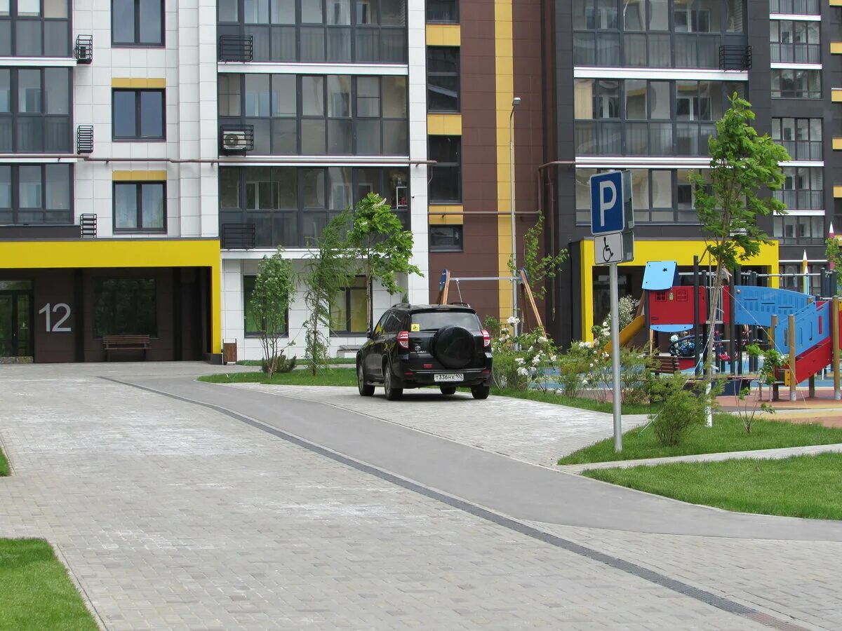 Благоустройство двора жилого комплекса. Жк дворы без машин. Благоустройство пик варшавское шоссе. Жк дворы без машин. Двор без машин.