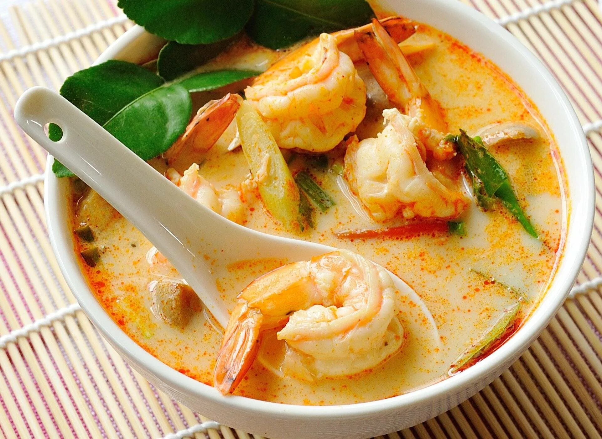 Том ям на кокосовом молоке рецепт. Tom yum kung. тайский суп том ям. томь янь суп.