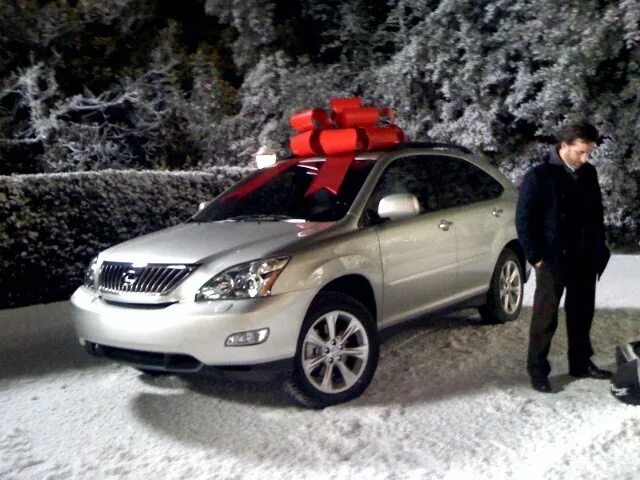 Сонник муж подарил. Автомобиль в подарок. Подарили машину. Машина подарок с бантом зимой. Мужчина дарит машину.
