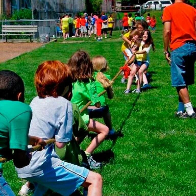 Играть на улице летом. Спортивная эстафета для детей на улице. Эстафеты для детей на улице летом. Командные спортивные игры. Командная эстафета для детей.