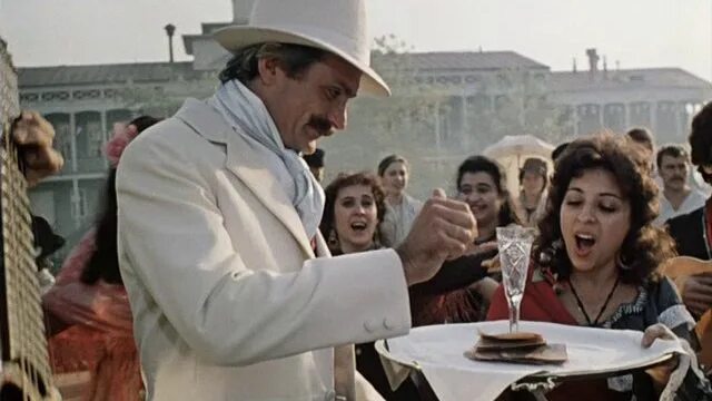 цыгане приехали. цыгане с сумками. цыгане с баулами. карачи цыгане. цыгане приехали.