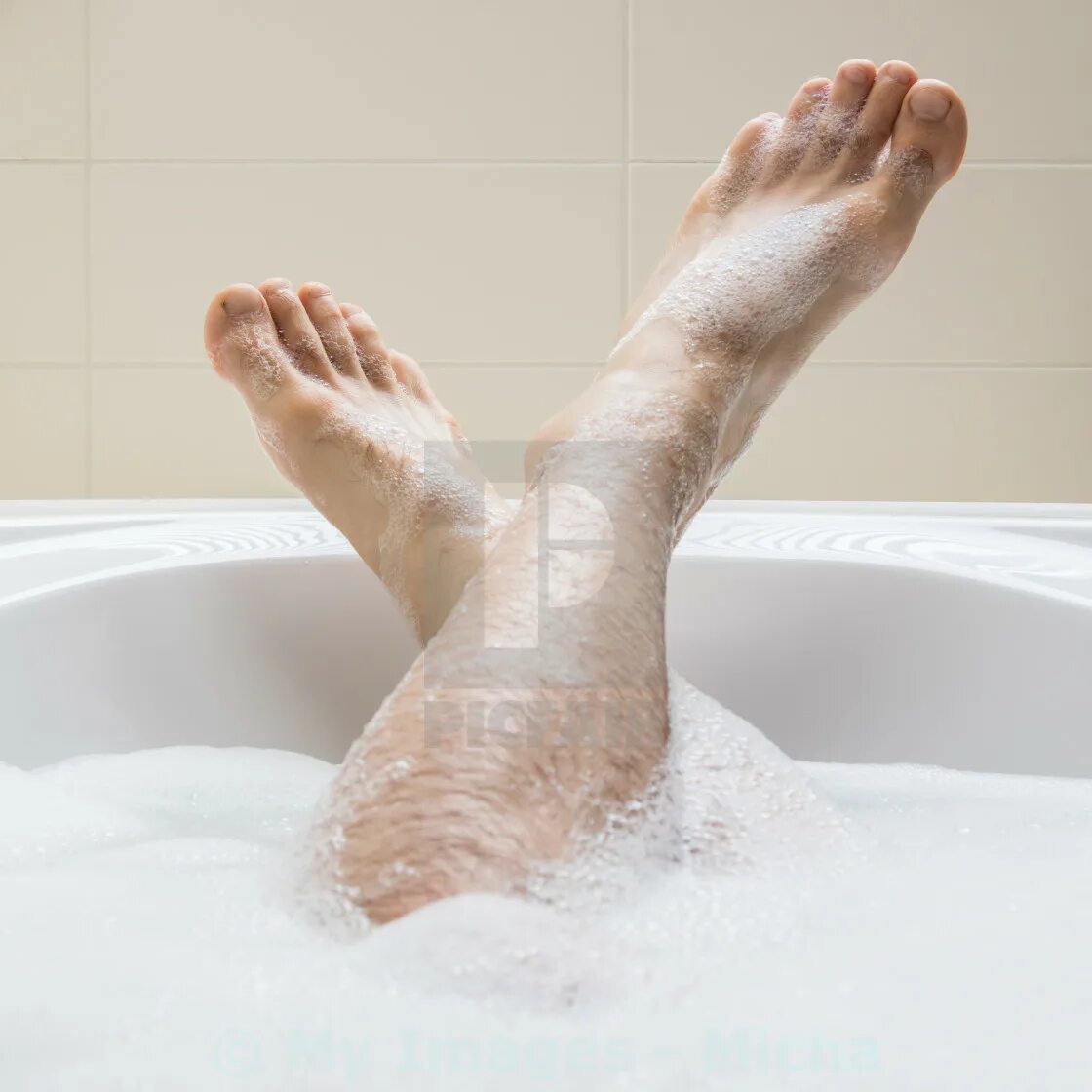 Парень в ванне купается. Мужские ножки в ванной. Мужские ноги в ванной с пеной. Красивые мужские ноги в ванной. Ноги парня в ванной.