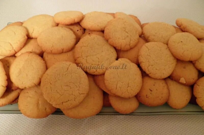 японское печенье. печенье на яичных желтках. печенье из желтков. песочное печенье палочки из вареных желтков. выпечка из желтков.