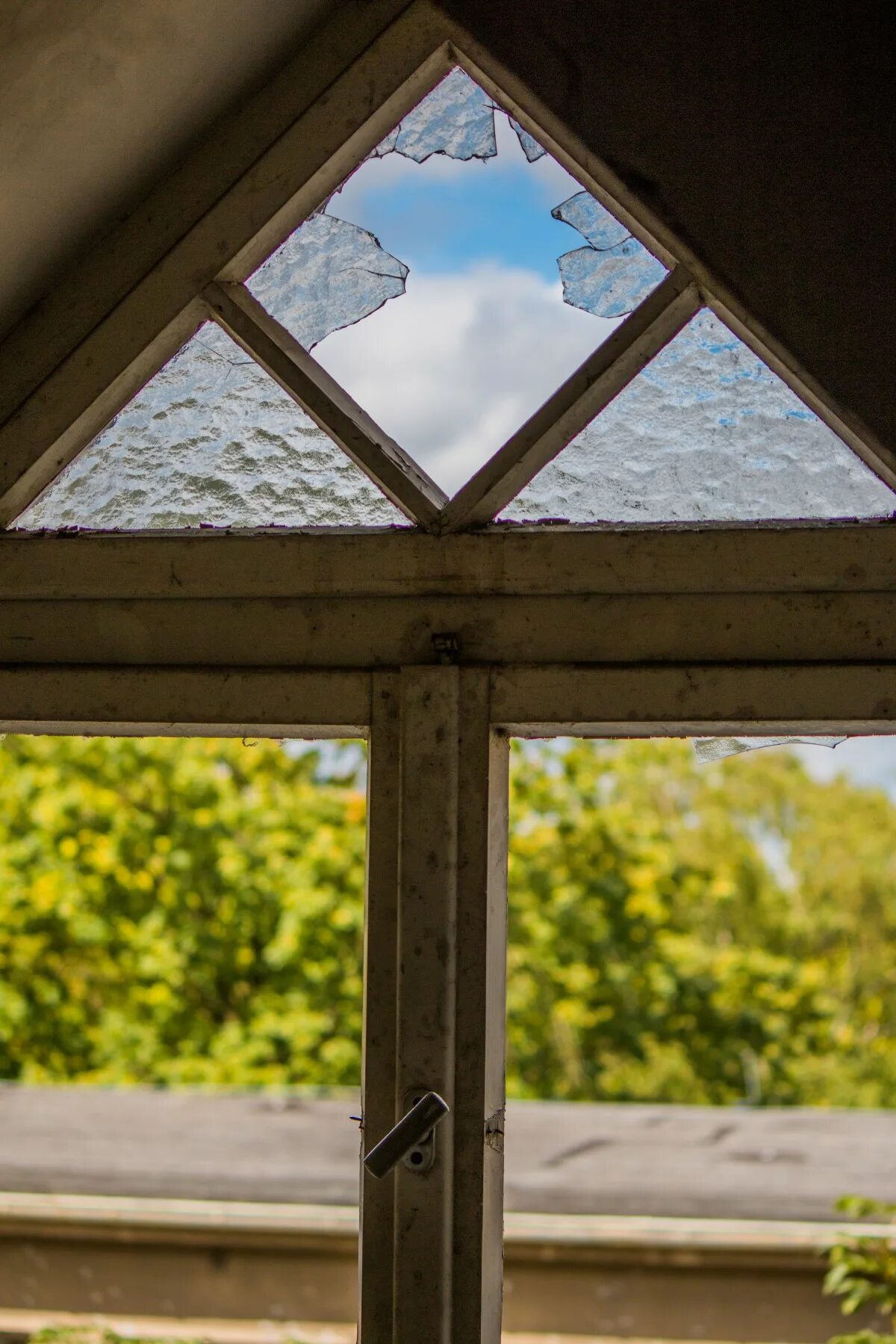 Ломаное окно. Окно с разбитым стеклом. Разбитые оконные рамы. Разбитое окно. Сломанное окно.