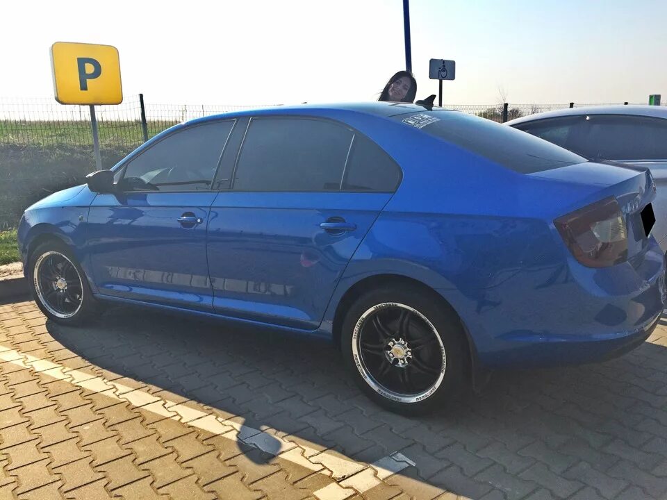 Шкода рапид какие диски. Skoda rapid синий r17. синяя шкода рапид на литье 16.