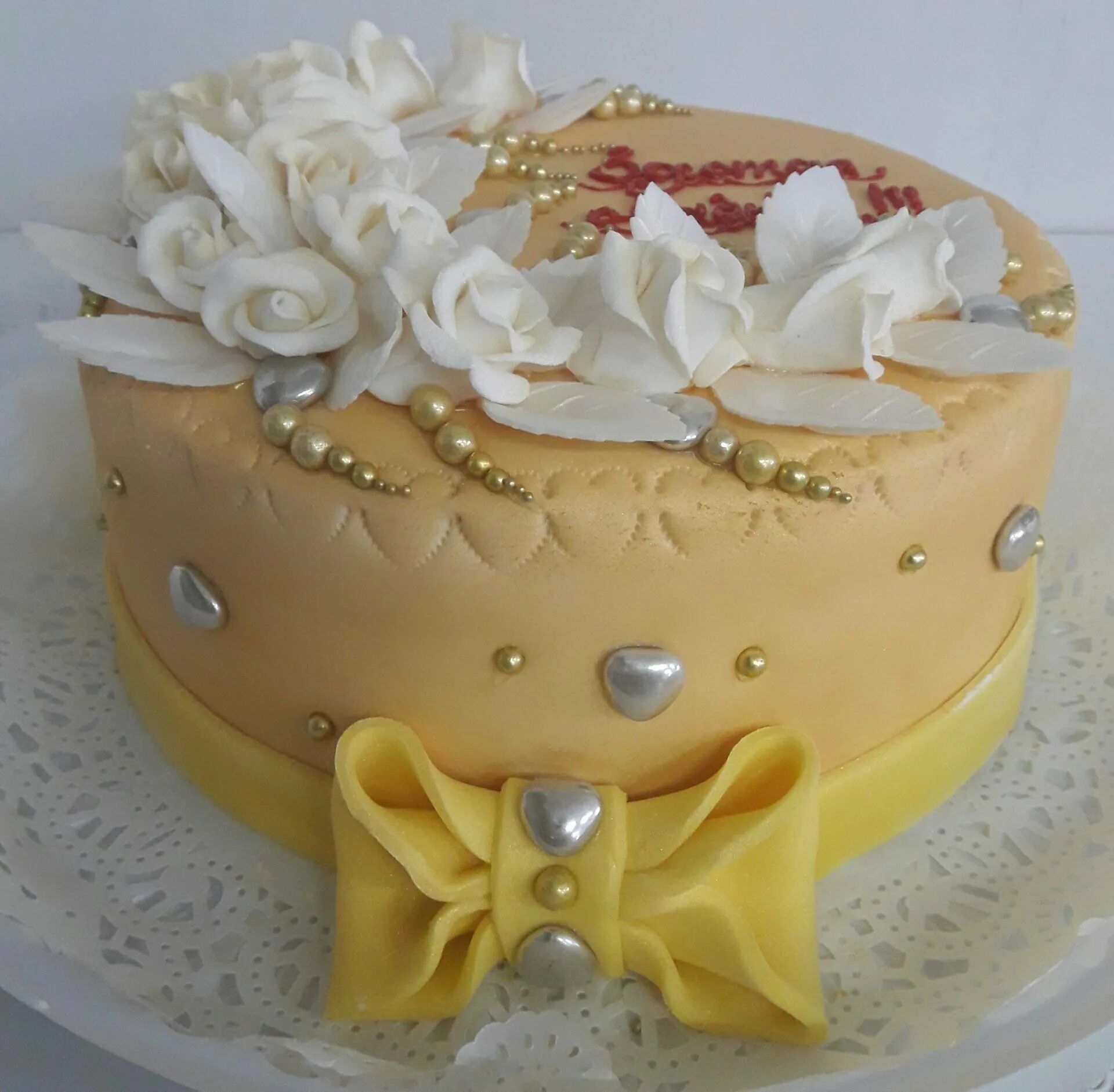 Десерты с марципаном. Марципанов торт. Торт с марципаном. Украшение торта марципаном. Марципановый торт.