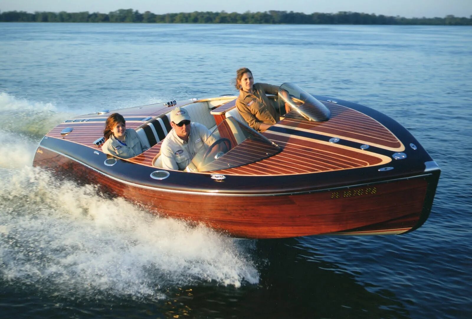 Лодка Джейн 450. Моторная лодка. Красивые моторные лодки. Деревянная моторная лодка. Краткое содержание самая маленькая лодка в мире