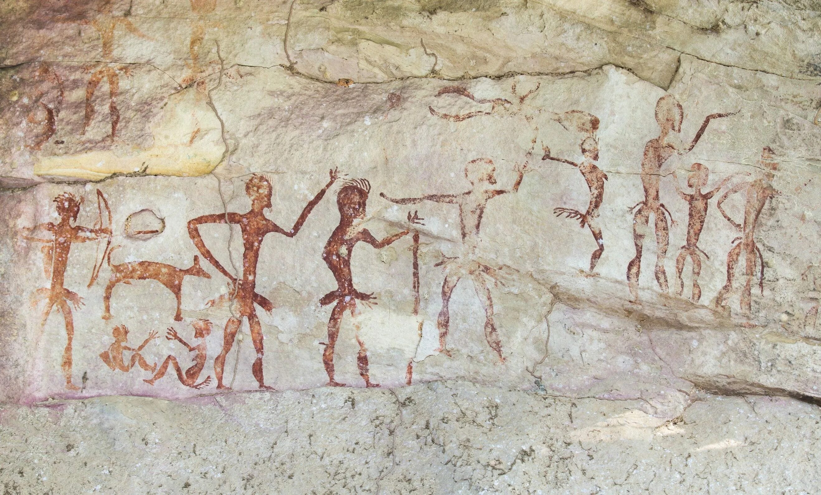 Первобытная семейка. Древний Египет живопись Наскальная живопись. Наскальная живопись ЮАР. Древние наскальные рисунки первобытных людей. Древняя пещера с наскальными рисунками.