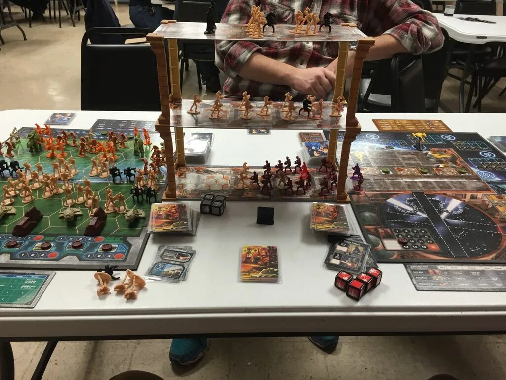 Интересные настольные игры. Игроки в настольные игры. Вечер настольных игр. Люди играющие в настольные игры. Четвёртое издание.