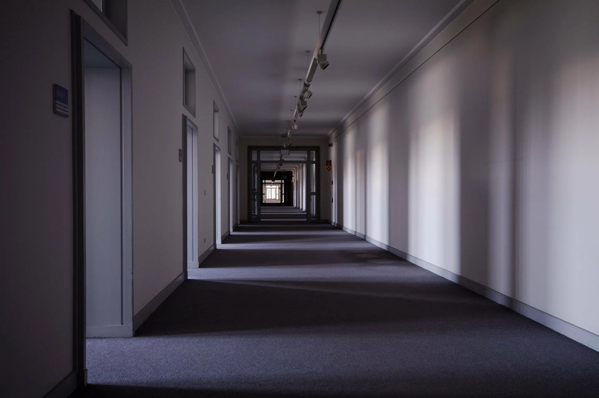 Пусто изнутри. Совсем не знак бездушья молчаливость. Шекспир цитаты. Совсем не знак бездушья молчаливость гремит лишь то что пусто изнутри. Пустой коридор.