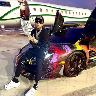 Este negro cría al hijo de otro hombre antes que al suyo, lo hace todo... 