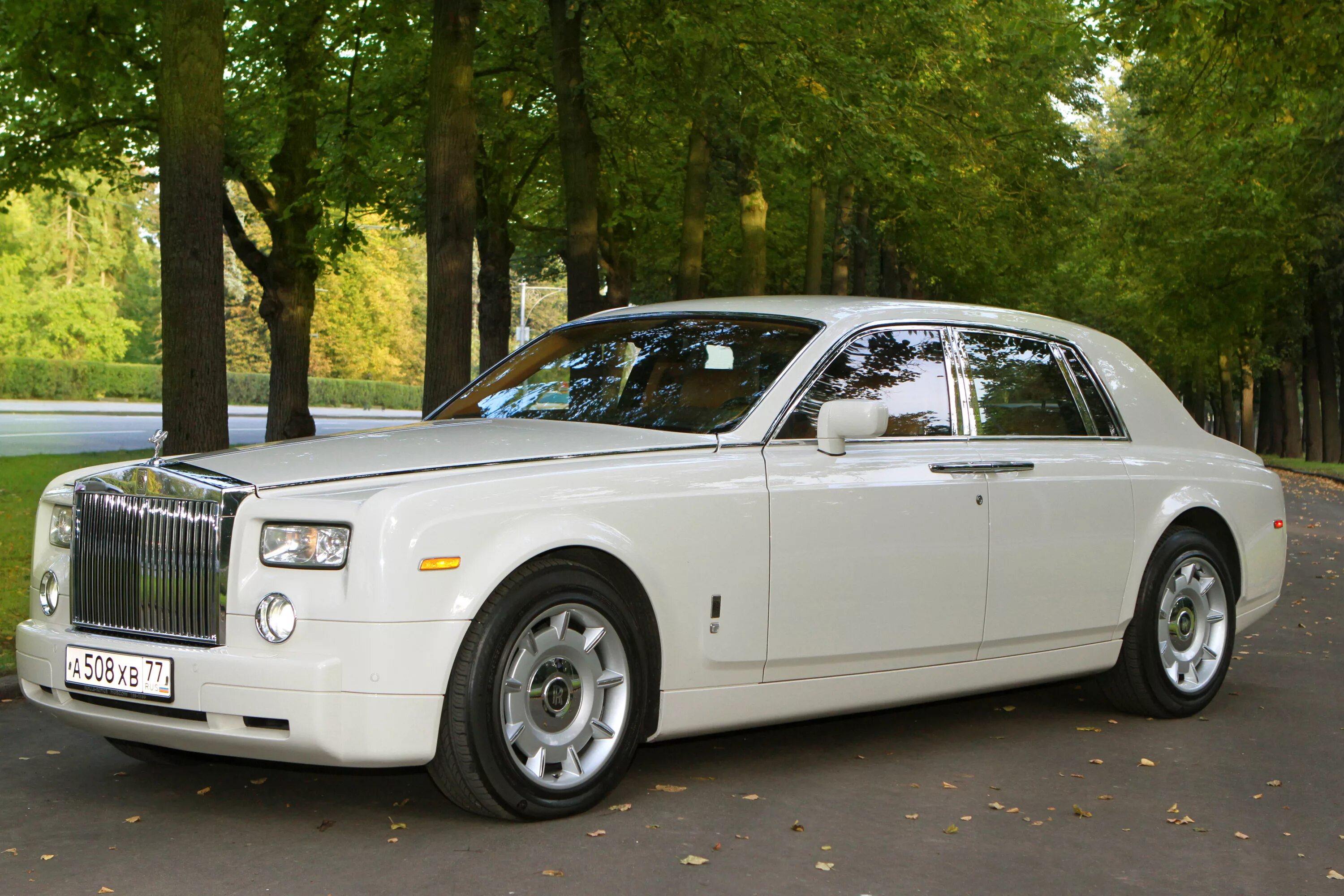Белый роллс. Роллс Ройс Фантом 2. Rolls Royce Phantom. Роллс Ройс Фантом белый. Rolls Royce Phantom 7.