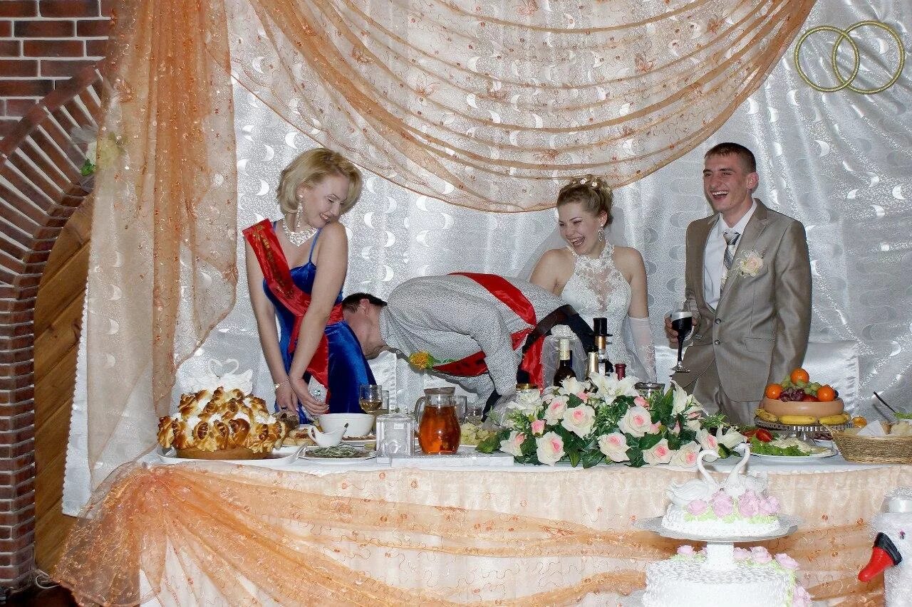 Интересные конкурсы на свадьбу. Невеста смеется. Конкурсы на свадьбу смешные. Прикольные свадебные фото. Стремные конкурсы на свадьбу.