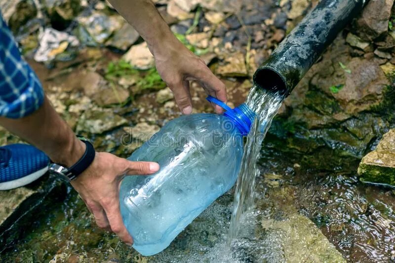 Чистая вода из баклажки. Бутылка наполняется водой. Набирает воду в бутылку. Налить воду в бутылку. Почему бутылка наполнена водой