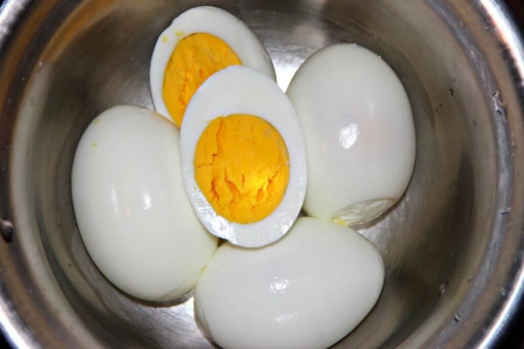 Можно котам вареные яйца. Вареные яйца. Яйцо куриное вареное. Отварные яйца. Вареные яички.