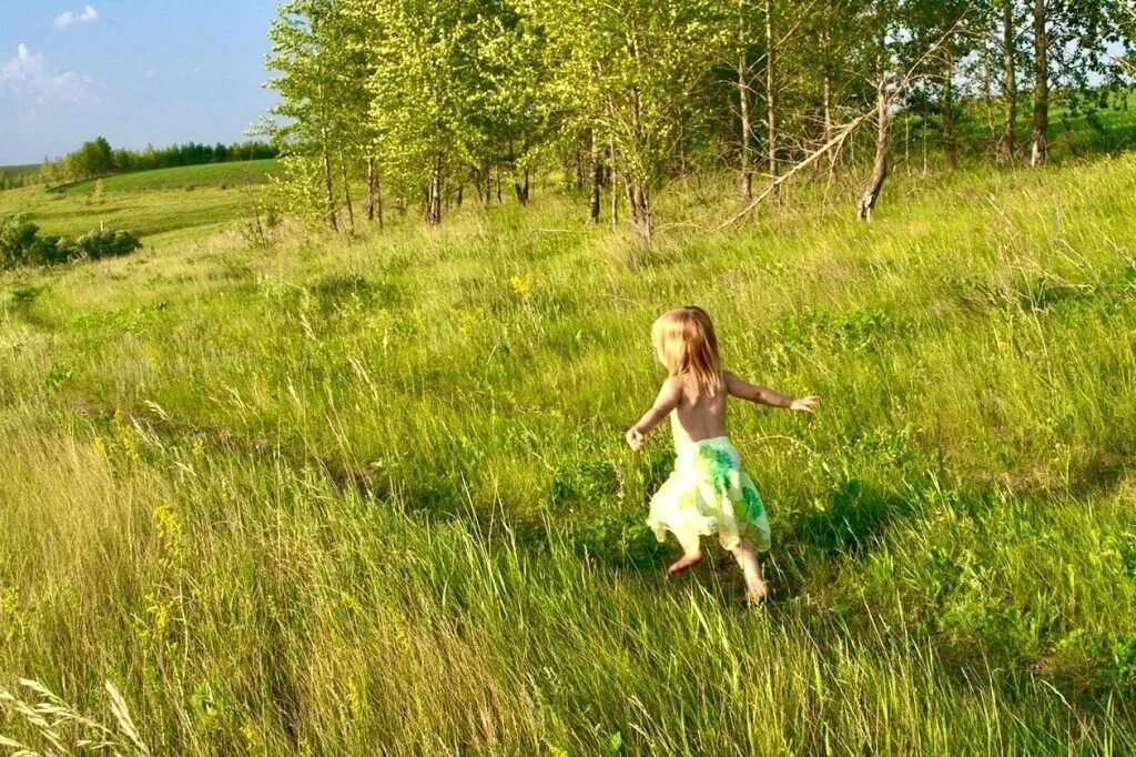 Ребенок бежит по траве босиком. Босиком летом. Ребенок босиком по траве. Девочка в деревне. Игры в деревне летом