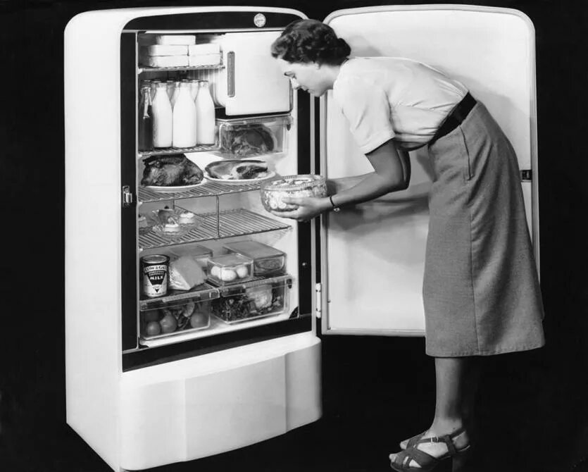 Как менялся холодильник. Холодильник 30х годов General Electric. Холодильник General Electric 30 годы.