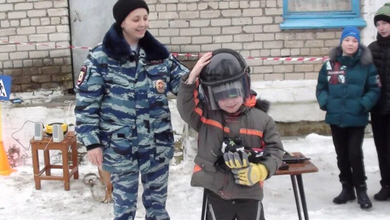 Полиция садика. Полиция детский сад. Сотрудники полиции Кушвинский. Подарок от детского сада для полиции. Кинологи в полиции в Кушве.