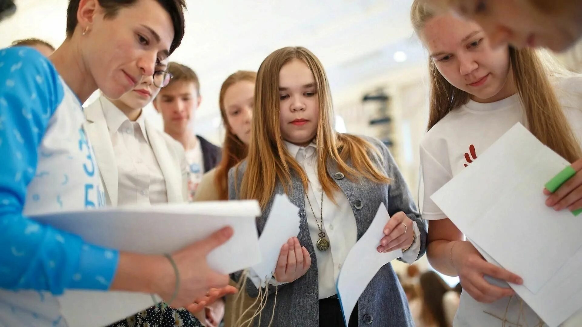 Молодые студенты. Люди разных профессий. Разные профессии. Профессии молодежи. Квалифицированные рабочие.