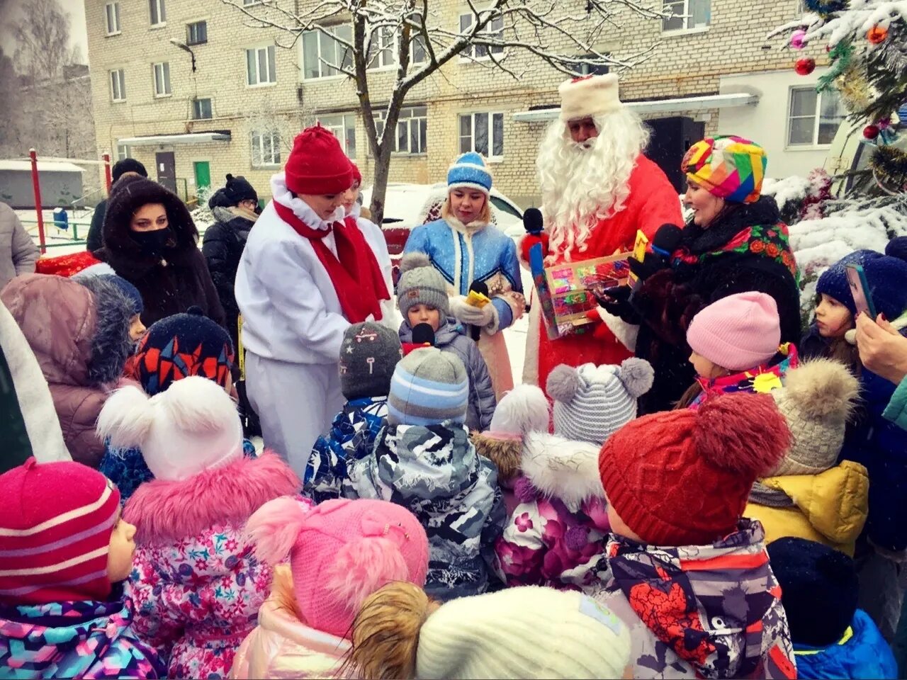 Жизнь в отрадном. Праздник двора новый год. Встреча нового года во дворе. Новогодняя Карусель маленькая на улице. Новый год во дворе дети танцевали.