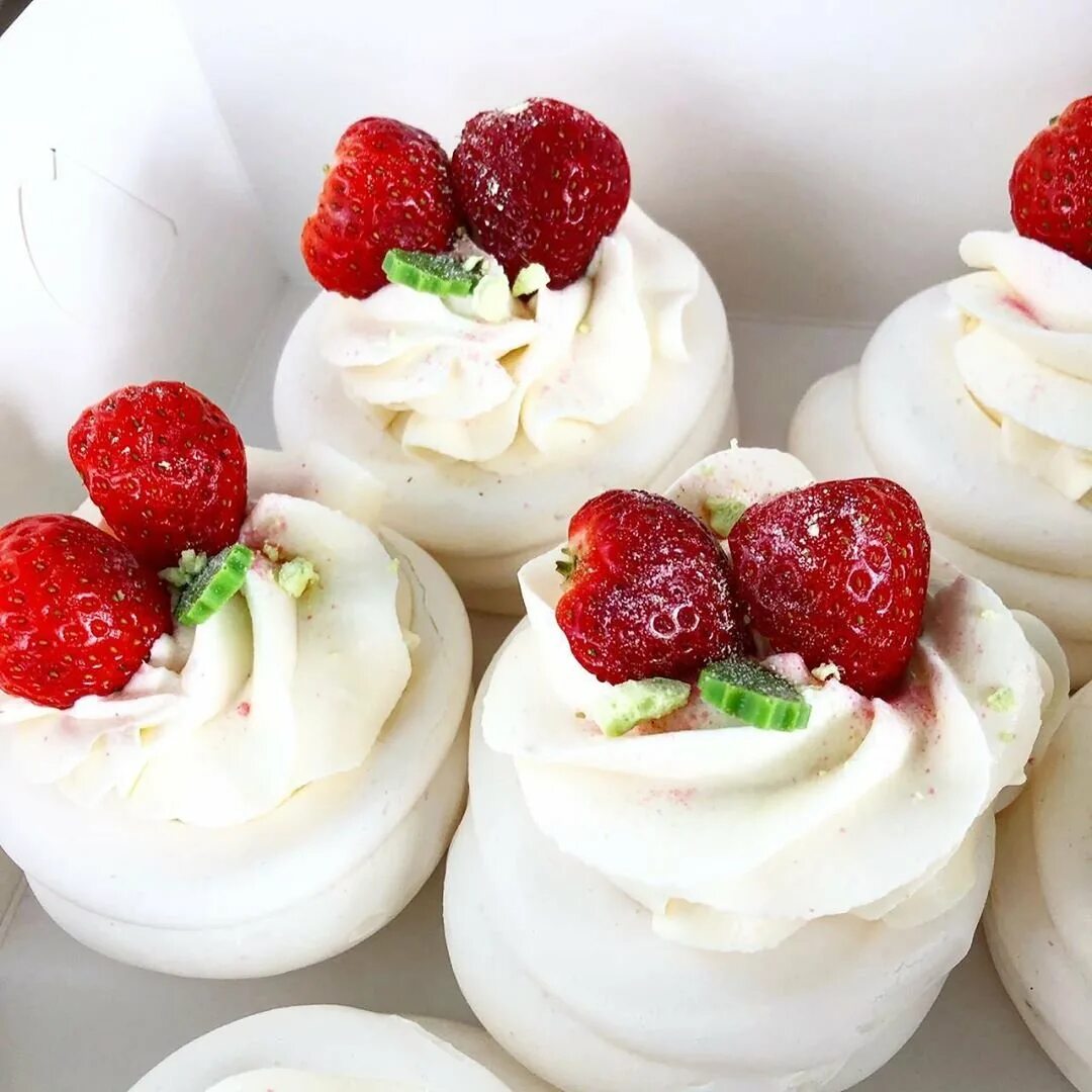 французский птифур. сочные бургеры. как называется самое вкусное. кондитерские сладости. французское пирожное "птифур".