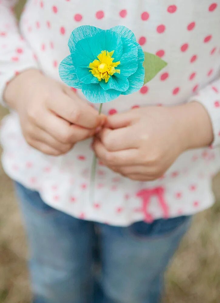 Цветы из креповой бумаги мастер класс. Давайте делать цветы. Цветы на день матери из гофрированной бумаги. Пышный цветок из ткани. Картинка проверить землю в цветы.