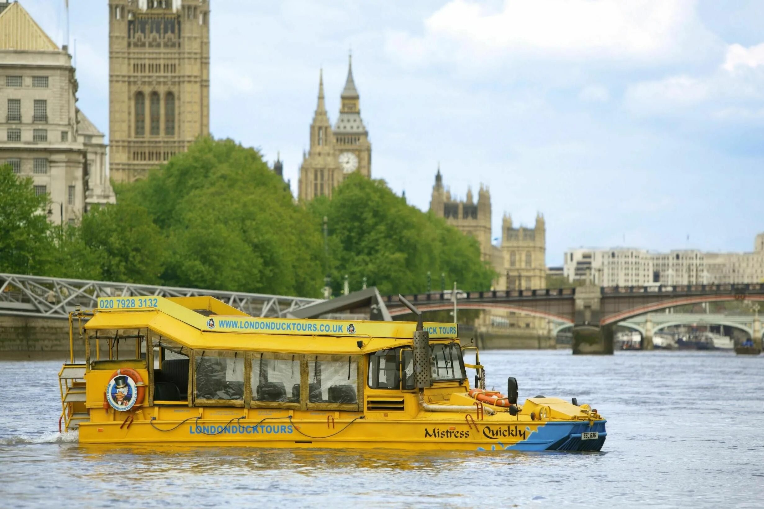Темза Лондон трамвайчики. Речной трамвайчик в Лондоне. Река Темза в Лондоне. Водный транспорт на Темзе в Лондоне.