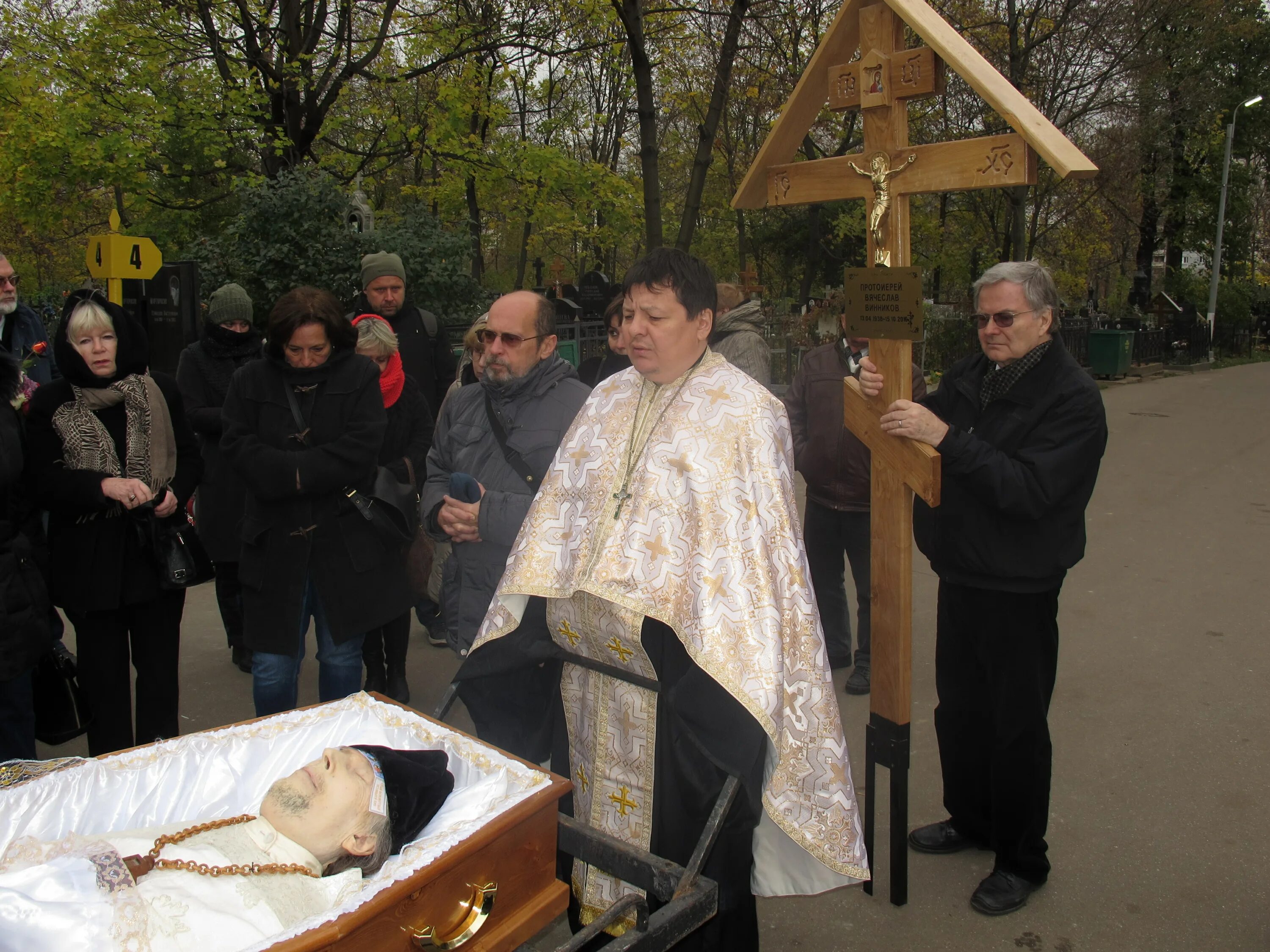 Шевченко похоронили. Священник на отпевании на кладбище. Священник на кладбище похороны.