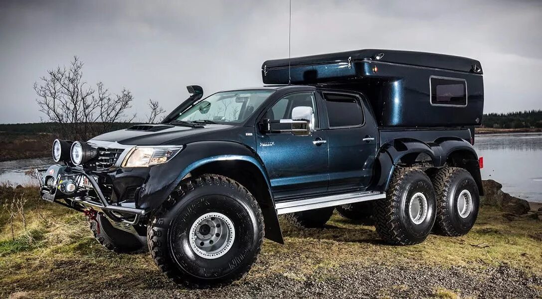 Пикап трое. Toyota Hilux Arctic Trucks 6x6. Arctic Trucks Toyota Hilux 6 6. Тойота тундра 6x6 Arctic track. Тойота тундра 6 на 6.