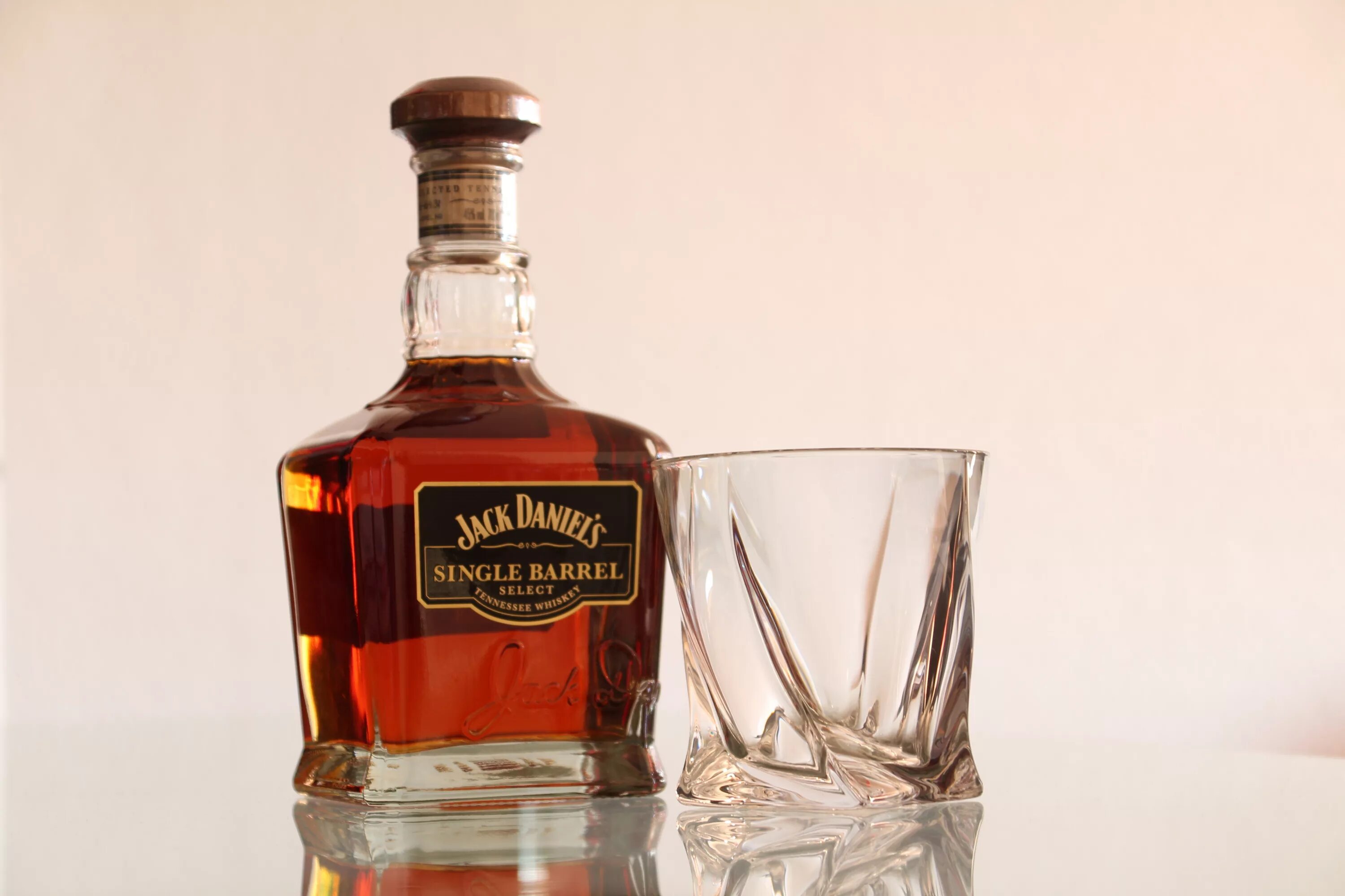 Бутылка виски. Джек Дэниэлс ликер. Whiskey Jack Daniels. Виски в красивой бутылке. Виски в прямоугольной бутылке.