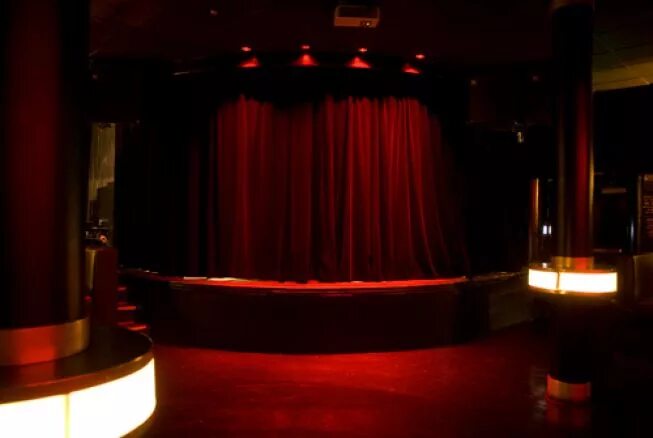 Viper room интерьеры. Отель v-rock. Зал стендап покровка 16. Stage room. Stage room.