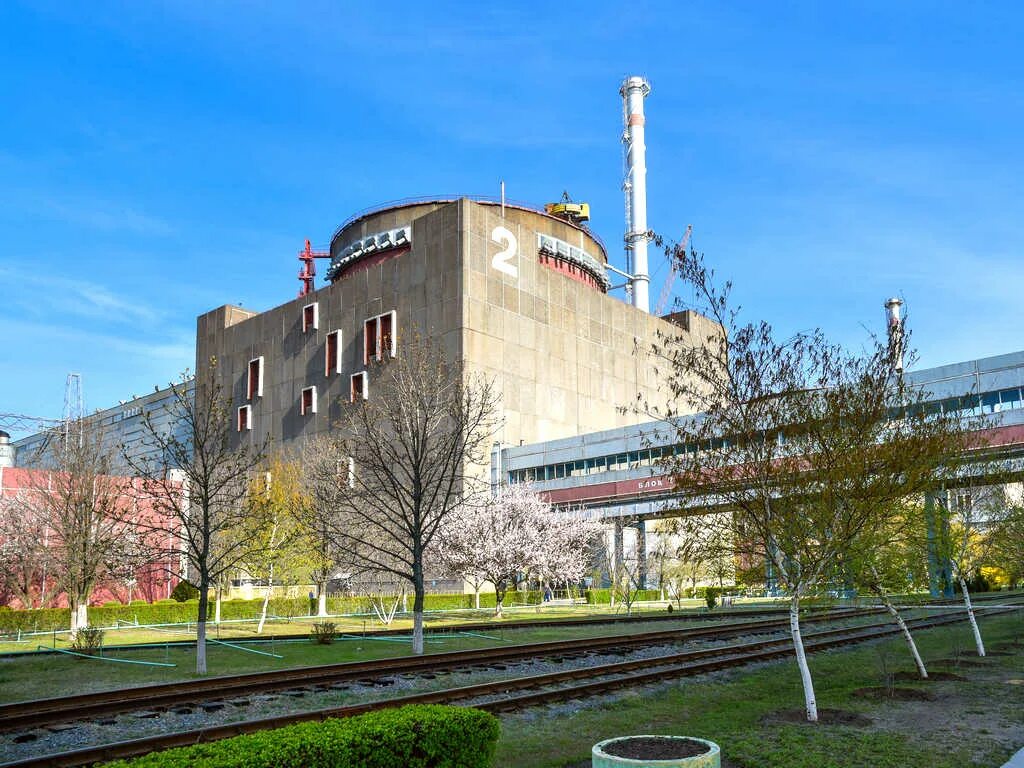 Мощность запорожской аэс. Запорожская АЭС (Украина) — 6000 МВТ. Запорожская АЭС Энергодар. Запорожская атомная электростанция энергоблок. Атомная станция в Запорожье.