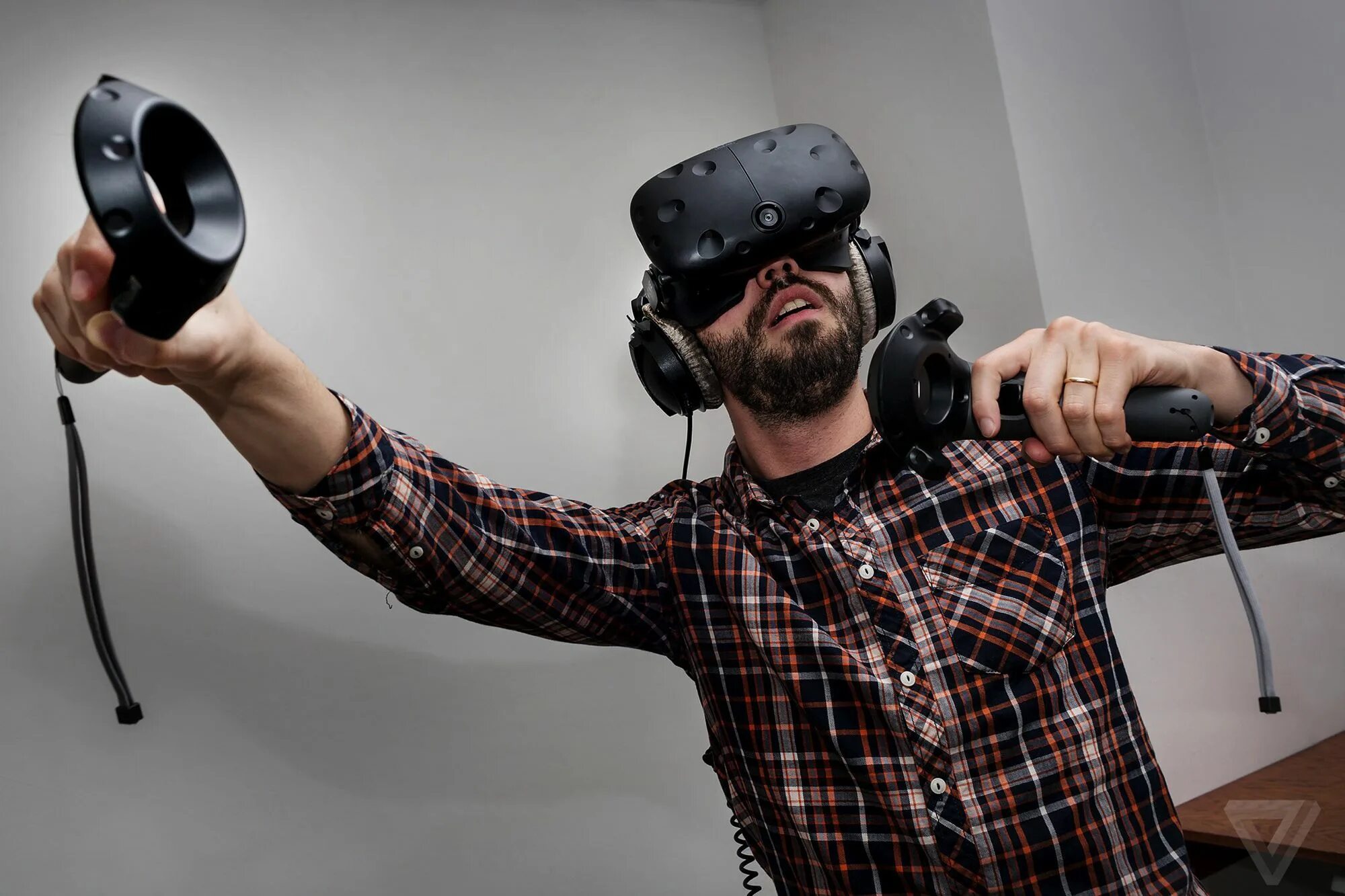 Сходить в виртуальную реальность. Htc vive. виртуальная реальность (virtual reality, vr). htc vr. человек в очках виртуальной реальности.