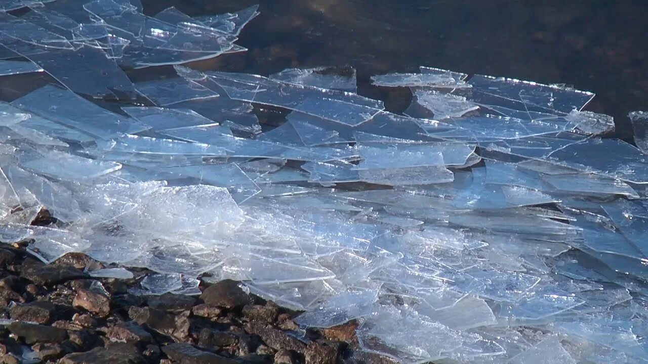 Ледоход на Волге. Ледоход на Волге 2023. Прозрачным льдом Волгу. Прозрачный лед на реке Волге.