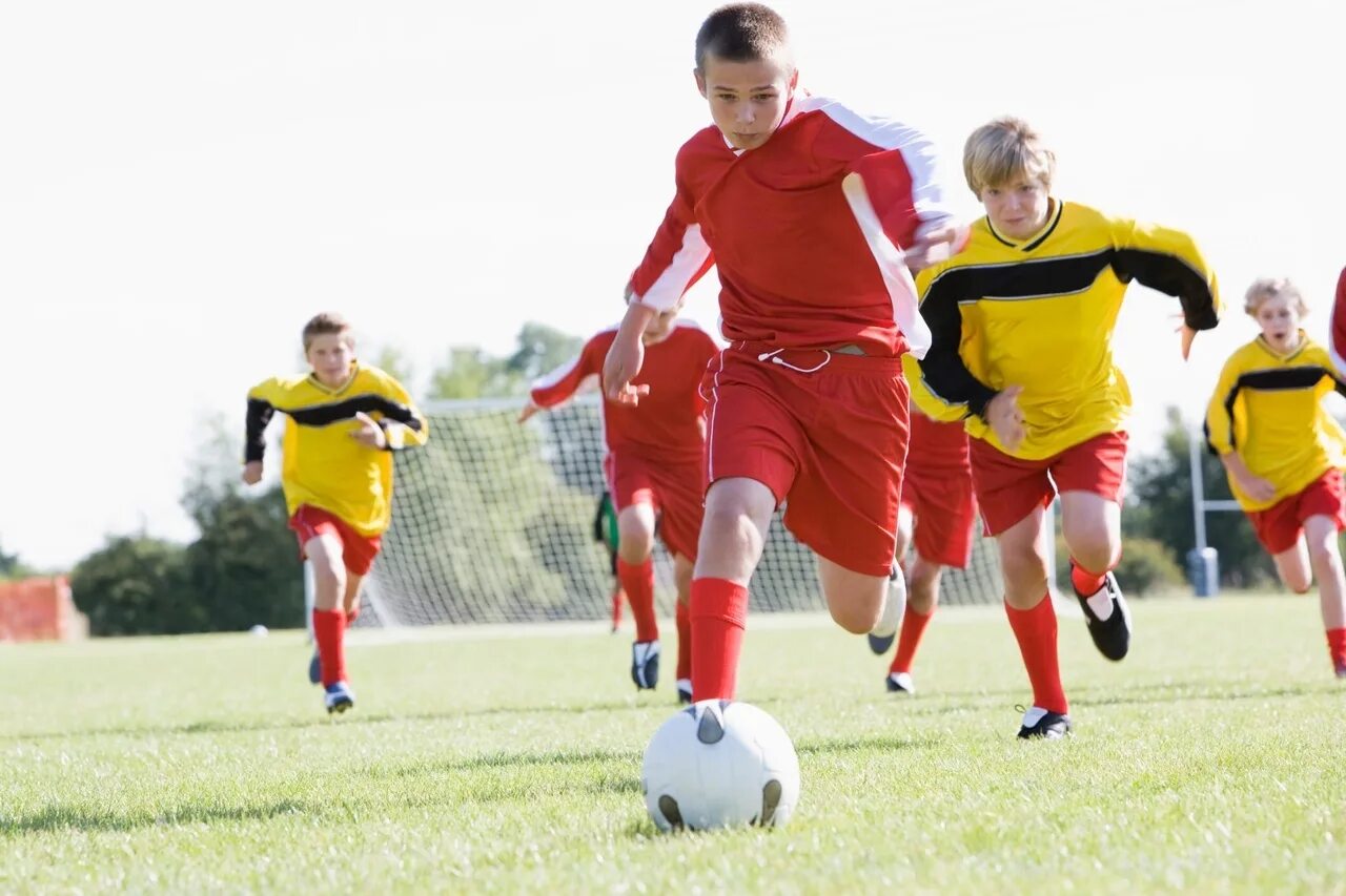 Спортсмен занимающийся футболом. Футбол и здоровье. Занятия футболом. Футбол полезный вид спорта. Футбол и здоровье человека.