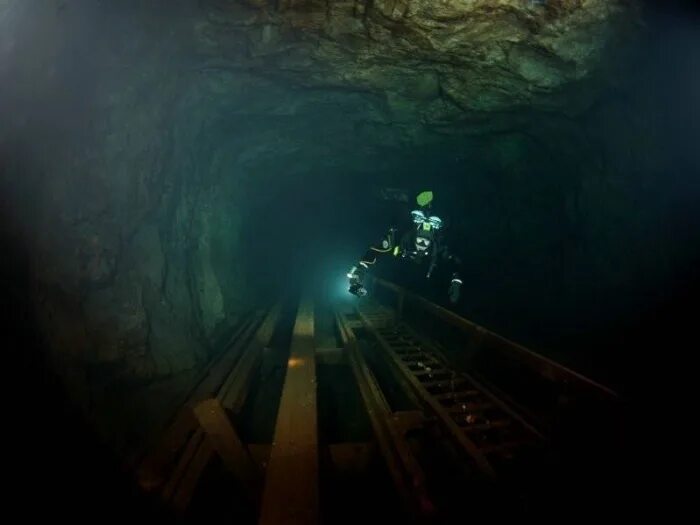 6 метров глубина. Затопленная шахта. Шахтные воды. Рудничные воды. Глубоководное погружение в пещеры.