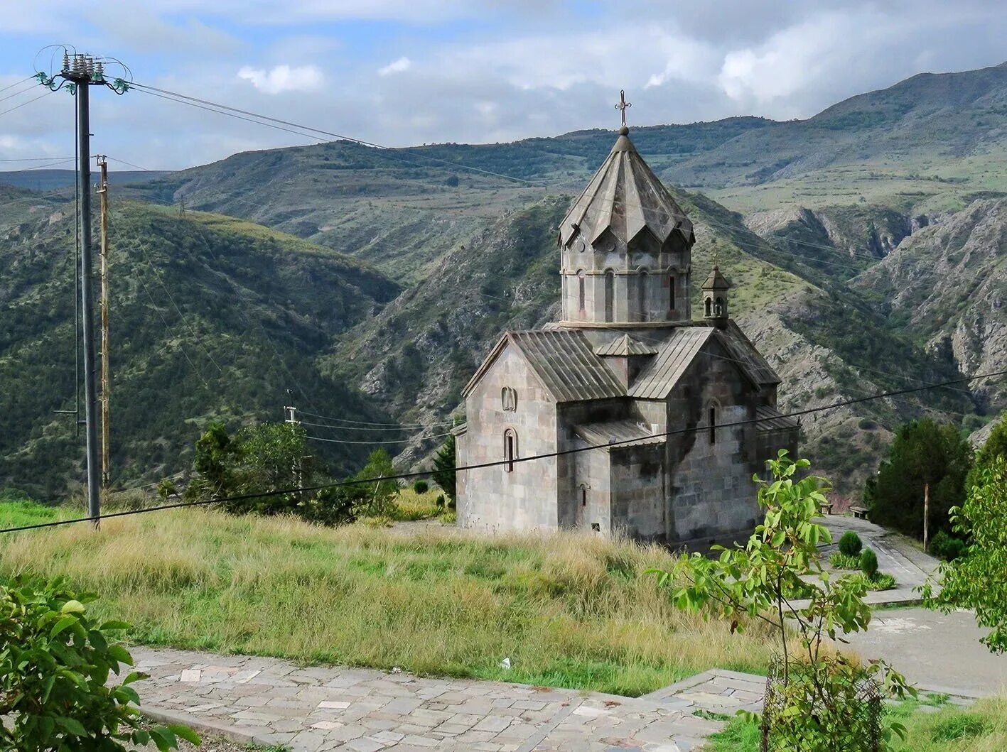 Арцах видео. Нагорный Карабах. Монастырь Дадиванк Нагорный Карабах. Армения горы Арцах. Карабах Армения гора.