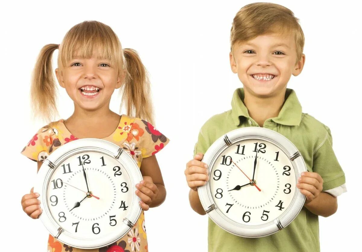 Ребенок с часами. Часы для детей. Режим дня для детей. Распорядок дня школьника часы. Организация свободного времени в семье