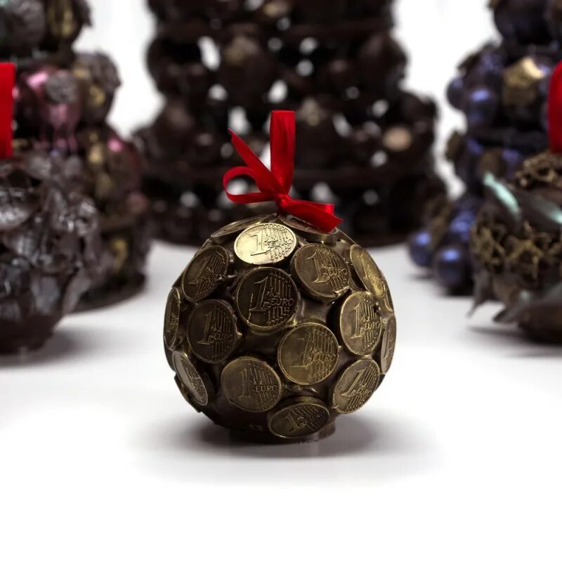 Шоколадки игрушки. Шоколадные новогодние шары. Шоколадные елочные игрушки. Шоколадные игрушки на елку. Елочные шары из шоколада.