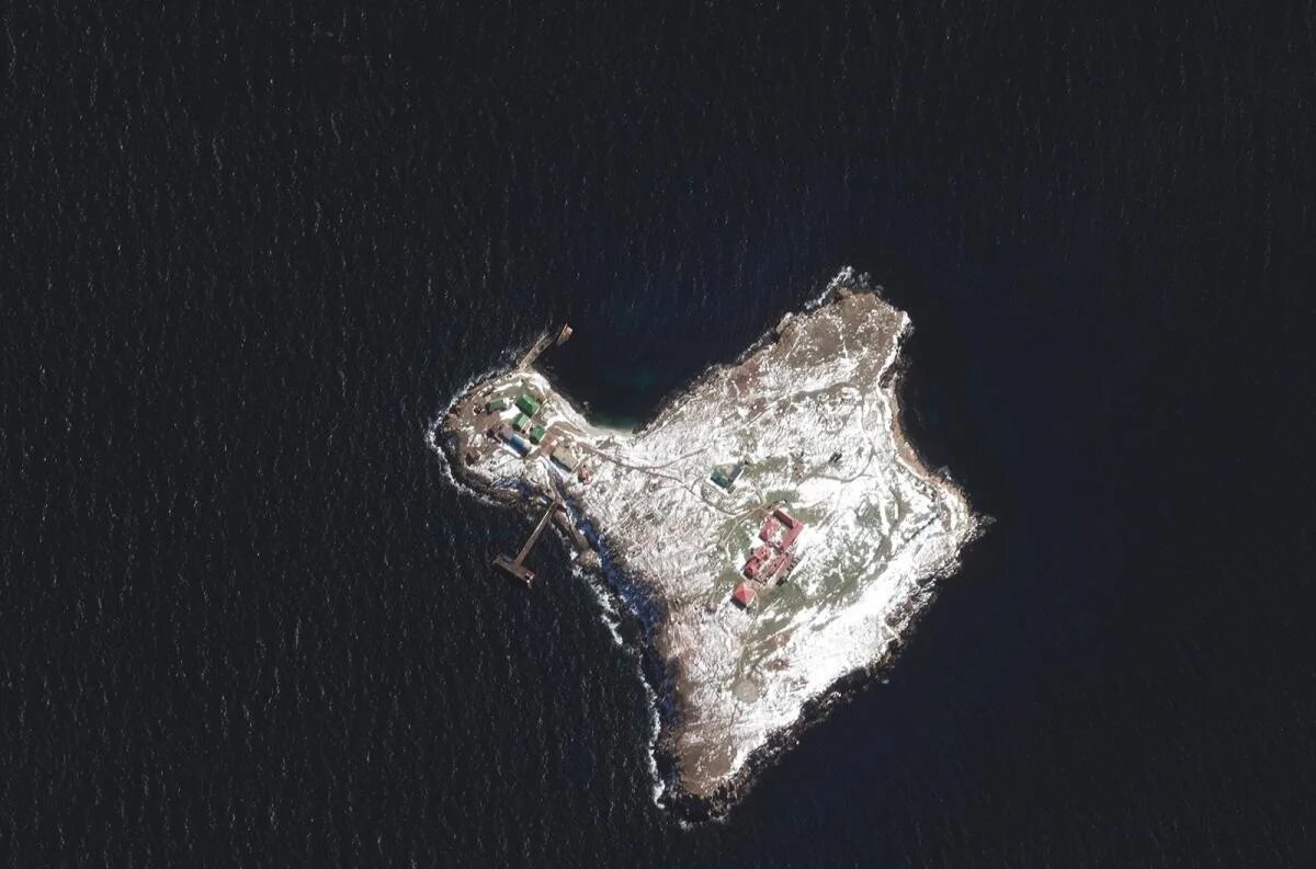 Острова змеиный где. Остров змеиный 2022. Остров змеиный спутниковый снимок. Военные с острова змеиный в черном море. Спутниковый снимок остров змеиный сейчас.