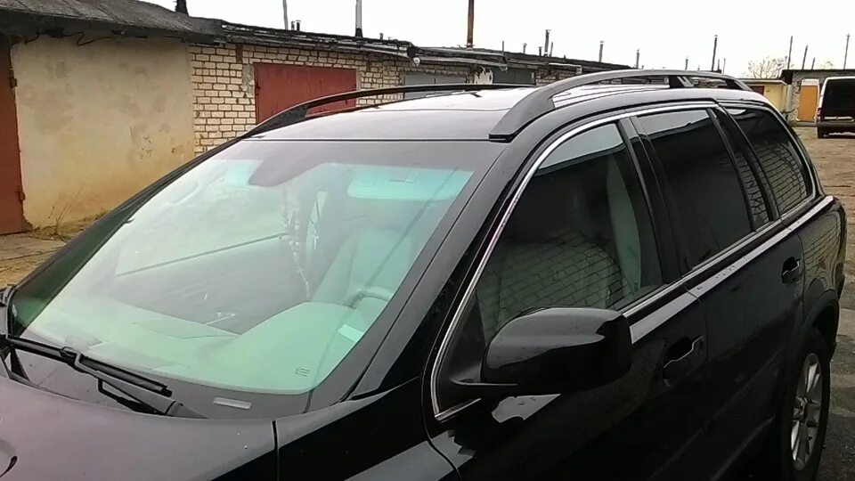 Volvo xc90 лобовое стекло оригинал. Volvo xc90 замена лобового стекла. Замена стекла вольво хс90. Вольво хс90 2018 клипса накладки крыла. Молдинг лобового стекла вольво хс90.