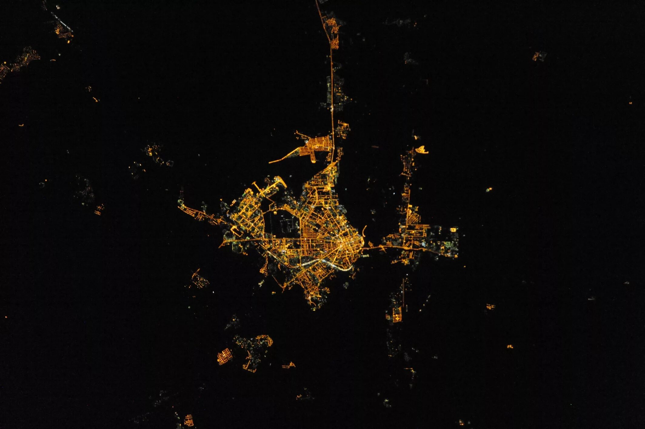 Вид оренбурга со спутника в реальном времени. Оренбург из космоса. Города ночью из космоса. Оренбург вид из космоса. Ночной Оренбург из космоса.