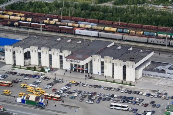 сургутский железнодорожный вокзал. жд вокзал сургут. ж/д вокзал сургут. сургутский жд вокзал. железнодорожный вокзал сургут, сургут.