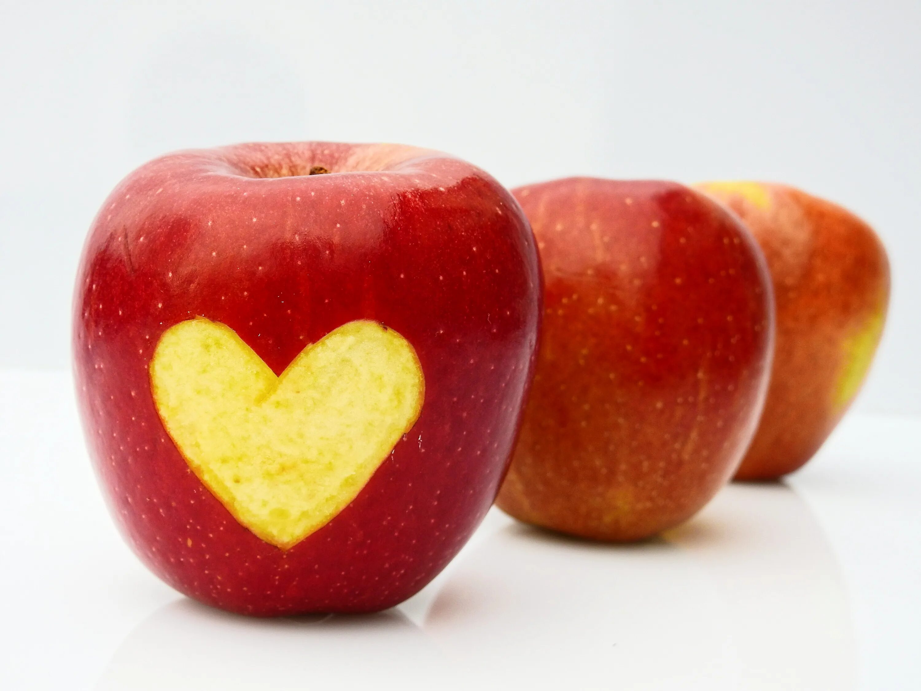 Яблоко картинка. Кастл эпл фрукт. Сердце из фруктов. Яблоко сердце. Яблоко в форме сердца.